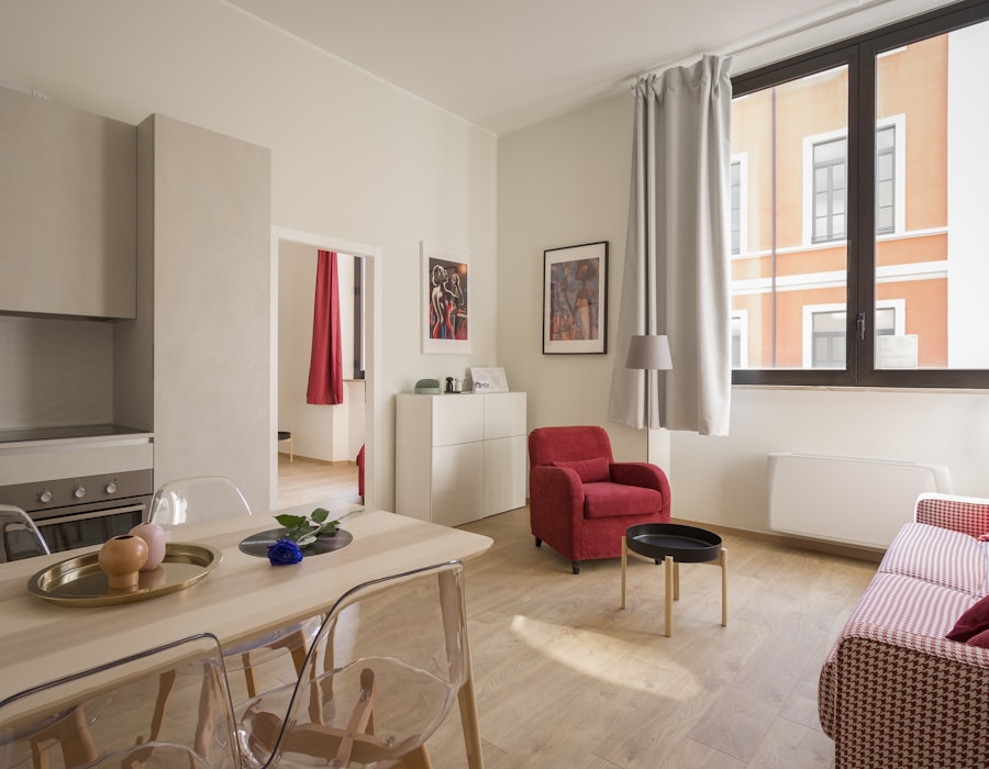 Departamento moderno con cortinas junto a ventana