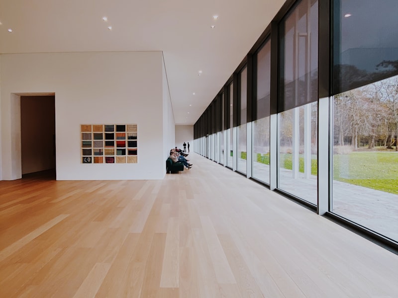 Piso laminado de madera en interior moderno